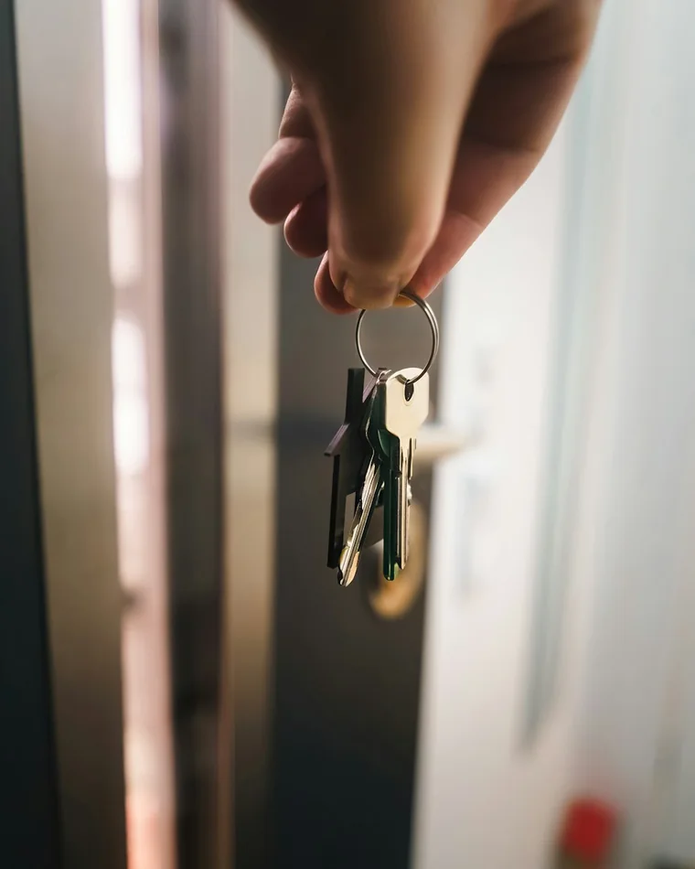A hand holding the keys to a London flat
